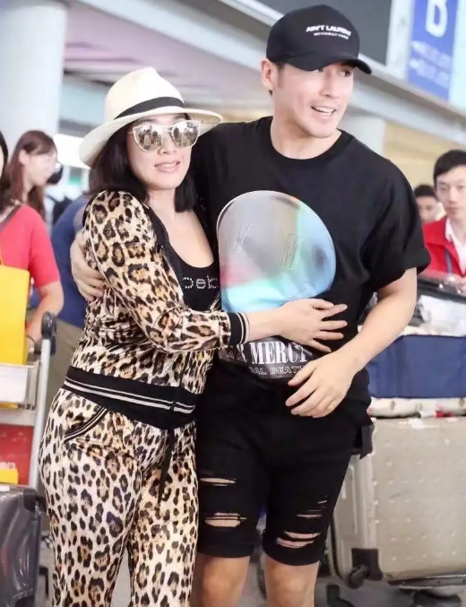 钟丽缇|钟丽缇真不怕尴尬，穿破洞裤大腿肉被“挤”出来，网友：看着难受