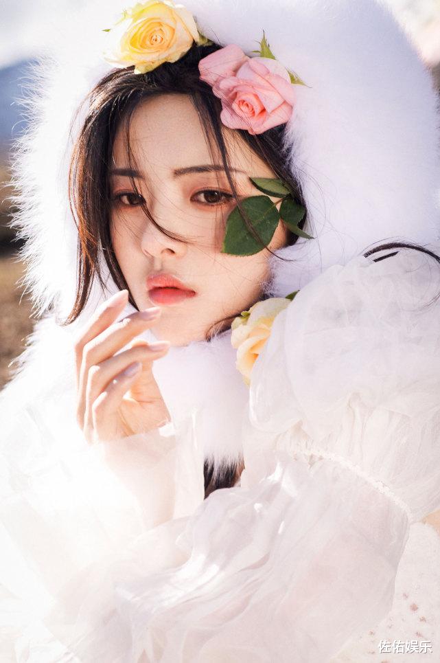 杨超越|杨超越白色礼服清新淡雅仙气十足,手捧玫瑰宛如在逃新娘