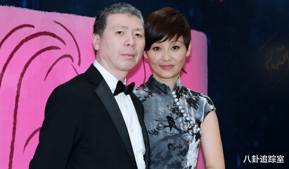 冯小刚|冯小刚否认移民！称等孩子放寒假就回来，电影已冲上国内热度第一