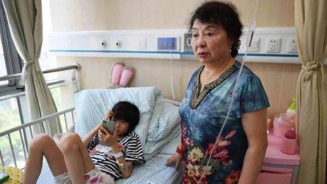 2010年,60岁大妈艰难产下双胞胎,11年后直言:有来生我不会再要