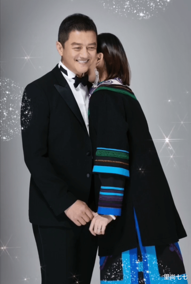 李亚鹏|李亚鹏90后娇妻产后4天晒照,高调晒一家三口,躲丈夫怀里超害羞