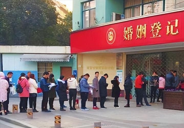辽宁一企业家坐拥900万粉丝,怒砸苹果店,被妻子曝光富养私生女