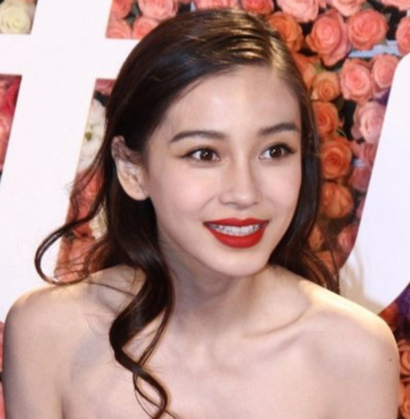 当红女星|baby疑似节目中再遭孤立？拍摄路透图曝光，网友: 她做啥了？