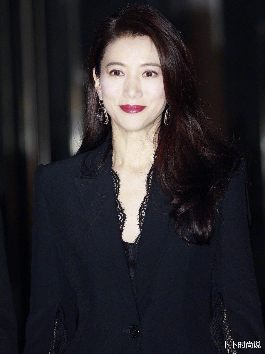 袁咏仪|化个妆就能美上热搜的女人，不愧叫靓靓，袁咏仪才是真的素颜女神