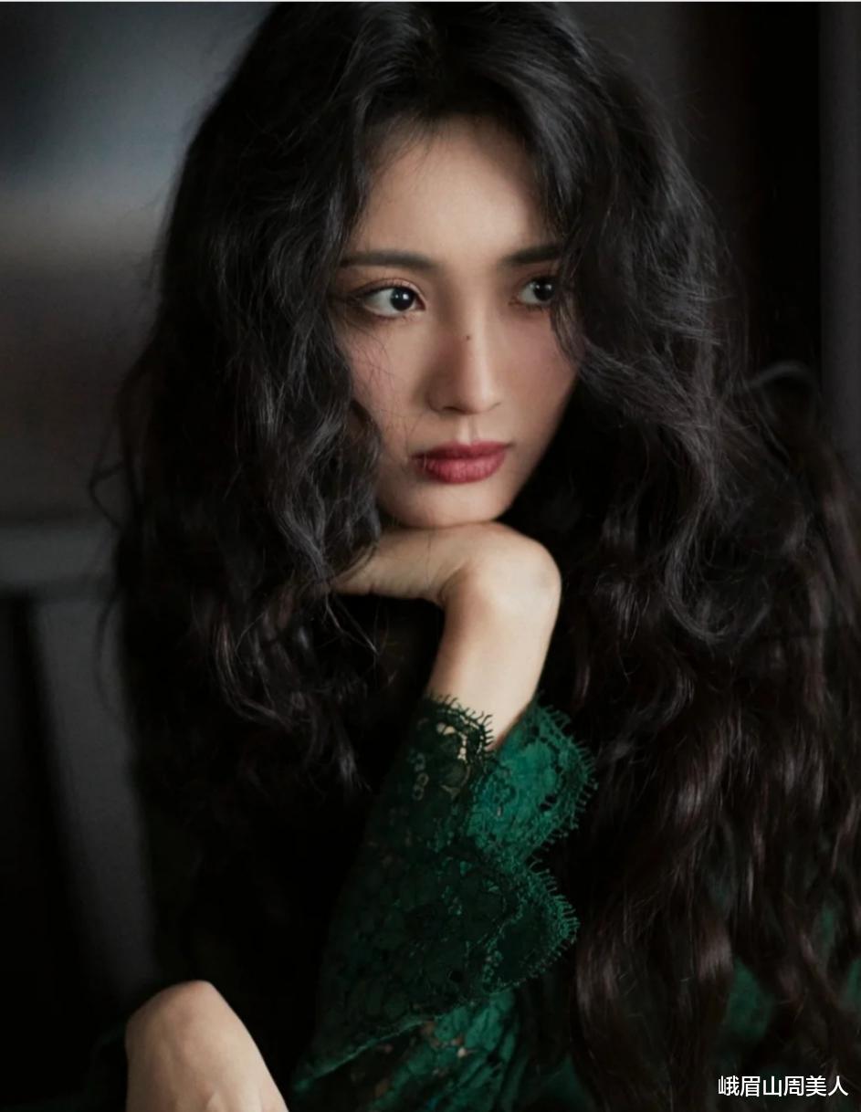 熬夜 放弃黑长直吧，显老！今年流行这3种“锁骨卷发”，洋气还显脸小