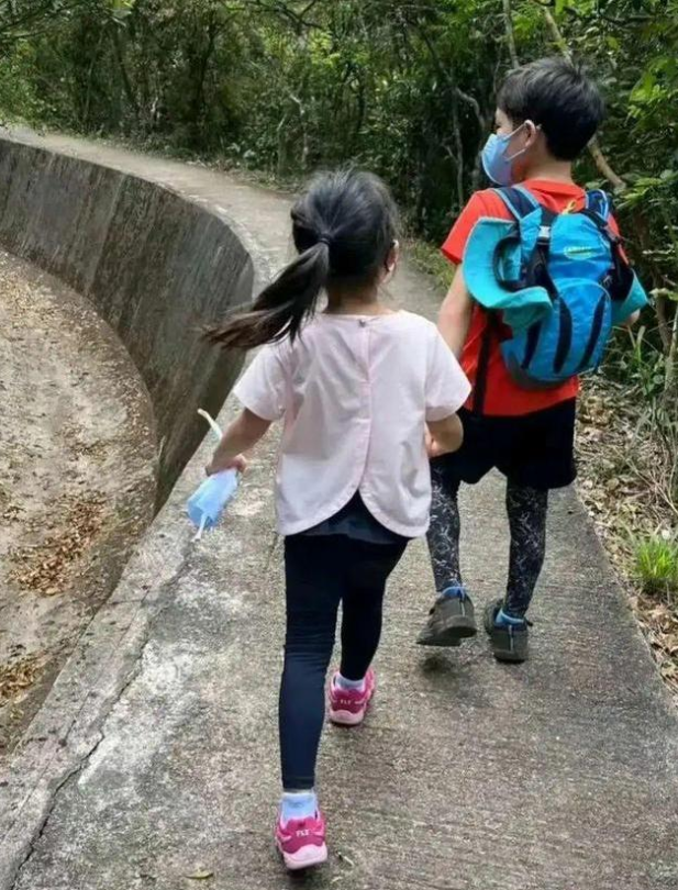 霍中曦|9岁霍中曦与霍中妍去看网球赛!背着蓝色书包好独立,妹妹也乖巧