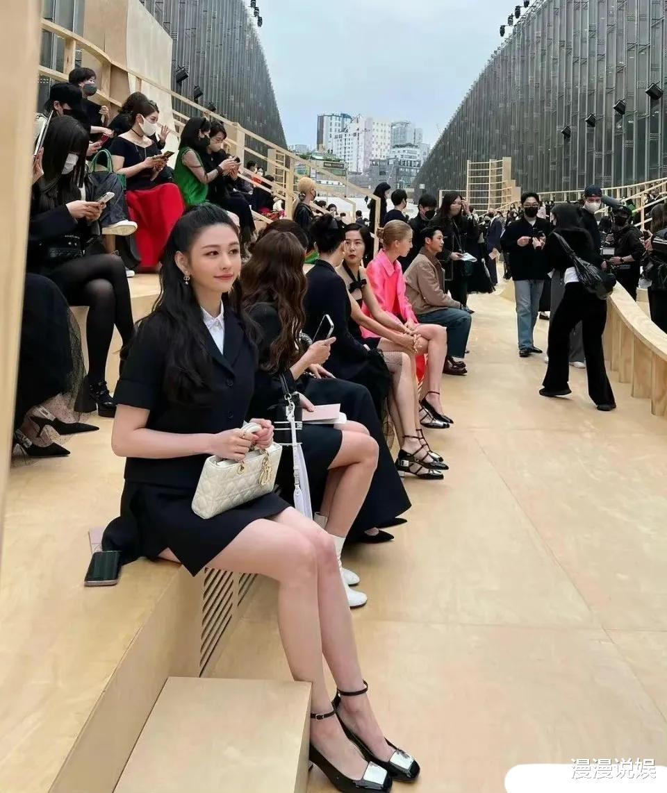 许飞|邱淑贞的女儿沈月赴韩国参加品牌时装秀，与明星合影，灵动有韵味