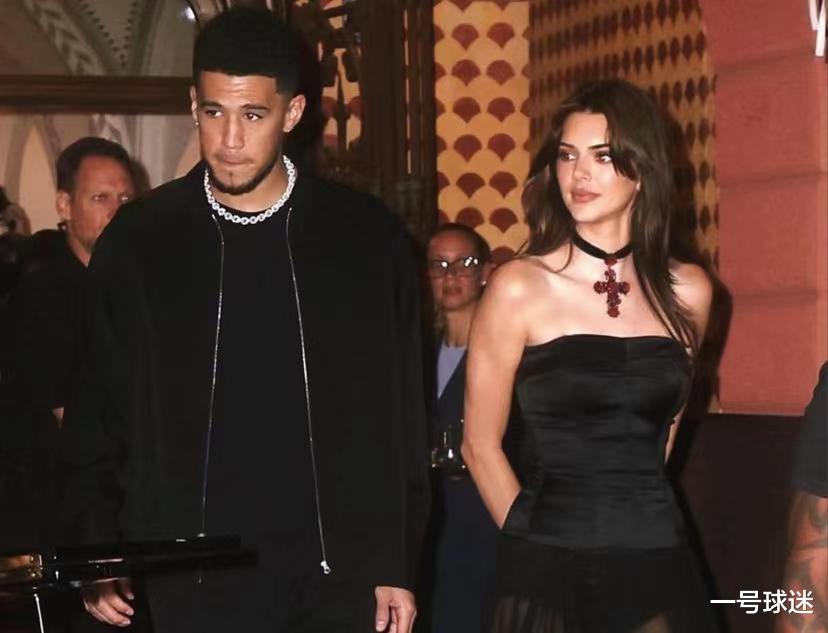 金·卡戴珊|卡戴珊姐妹集合，詹娜继续晒美照，NBA花魁抢镜，布克扛起大旗