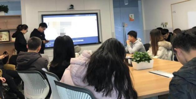 大学生|模仿“整顿职场”的00后大学生直接被老板辞退,芭比 Q现在是什么情况?