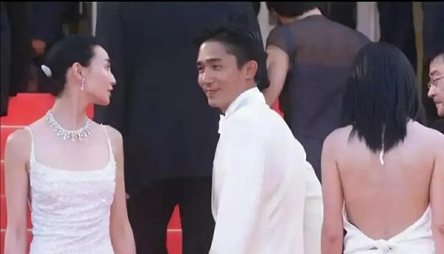 梁朝伟|张曼玉和梁朝伟的相互回眸一笑:真的是此时无声胜有声!