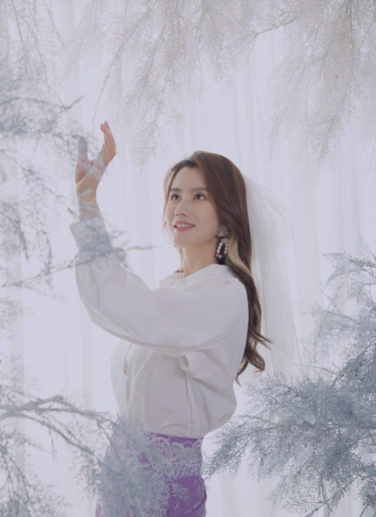 伏玟晓|东方卫视美女主持,闪婚闪离,二婚嫁富二代,今34岁独自带儿子