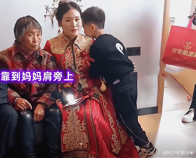 二婚新娘拍全家福,儿子想黏妈妈被推开,摄影师:内心不是滋味