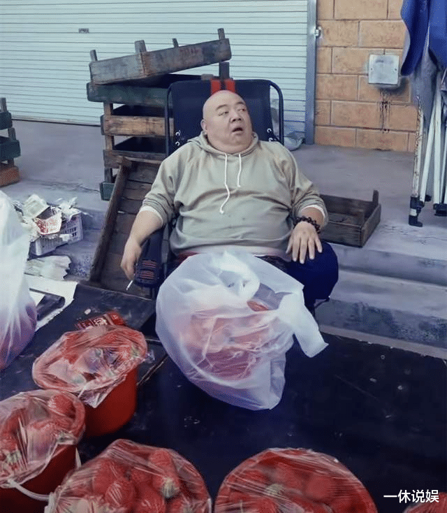 谢宁|演员谢宁穿环卫服扫大街，自称转行，网友：胸口吊坠能换套房了吧