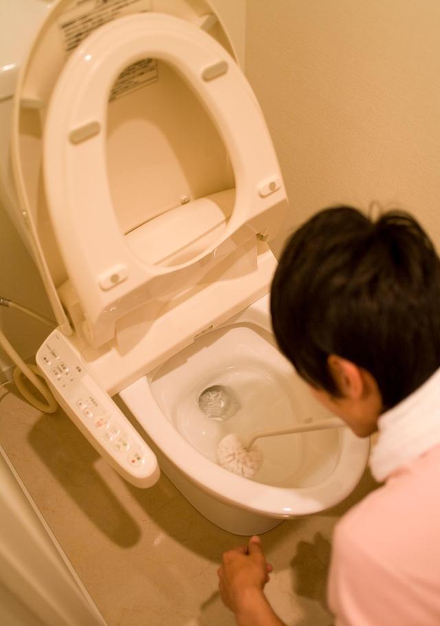 为什么滚烫的开水不能直接倒入马桶？