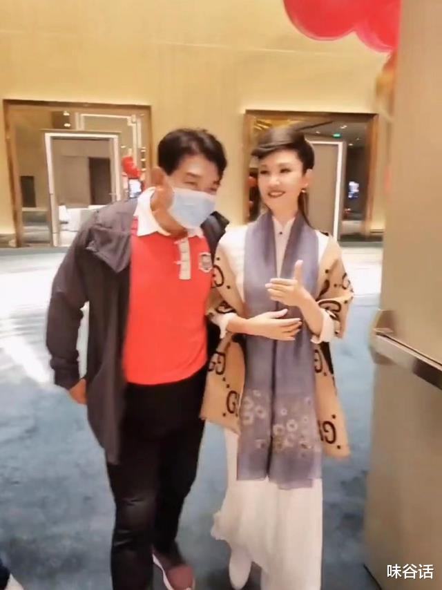 朱时茂和于文华老友相聚，男方身材壮硕太潇洒，女方化浓妆仍貌美