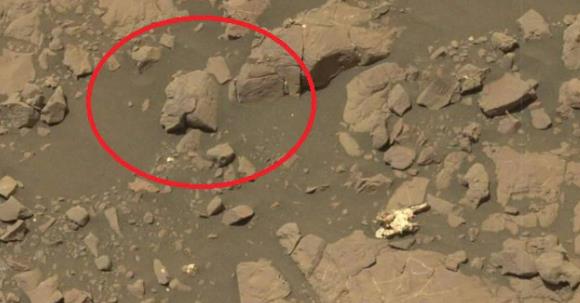 NASA火星车拍到异常物体 火星惊现UFO与外星人秘密基地?