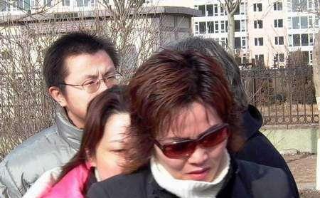 2003年,刘涌在殡仪馆受刑时面色平静,被火化后其妻抱着骨灰痛哭