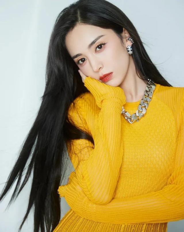古力娜扎|娜扎身穿黄色毛衣超温柔！雪肤玉貌烈焰红唇美得让人窒息