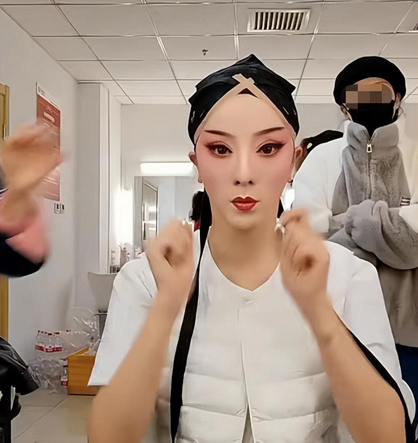 香蕉 央视李思思罕公开化妆间！忍痛贴胶带拉皮，角落堆一地水瓶显杂乱