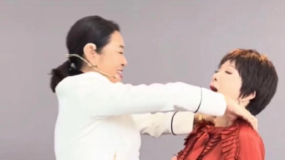 倪萍|倪萍蔡明多年老友相见，前者秀大金表金戒指，打闹掐脖子似老小孩