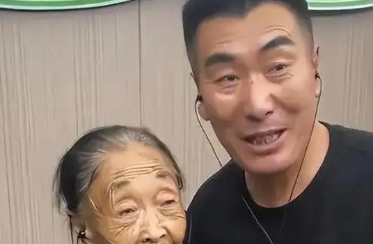85岁马玉琴生病儿孙不看望,老太在家疼得哭,网友:钱没到位
