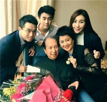 赌王|赌王四太判若两人|赌王在时光彩照人的梁安琪打扮随意衰老惊人?