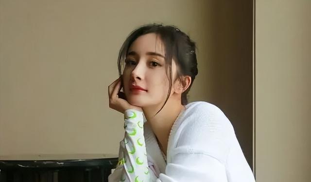 杨幂|36岁杨幂拍内衣广告,大秀好身材却被嘲,网友:妈妈桑既视感