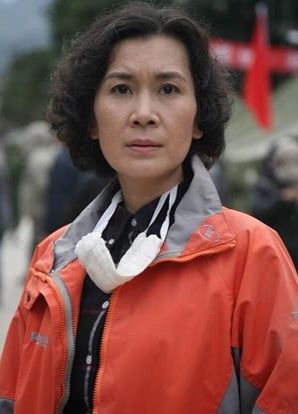 短发 64岁肖雄告诉我们：女人老了不穿老年装，短发烫卷，能优雅能老
