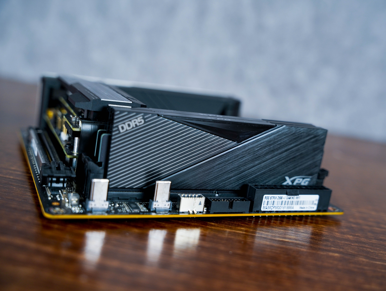 显卡|11L银黑策划， A4-H20携手12代酷睿与D5的游戏小钢炮装机体验