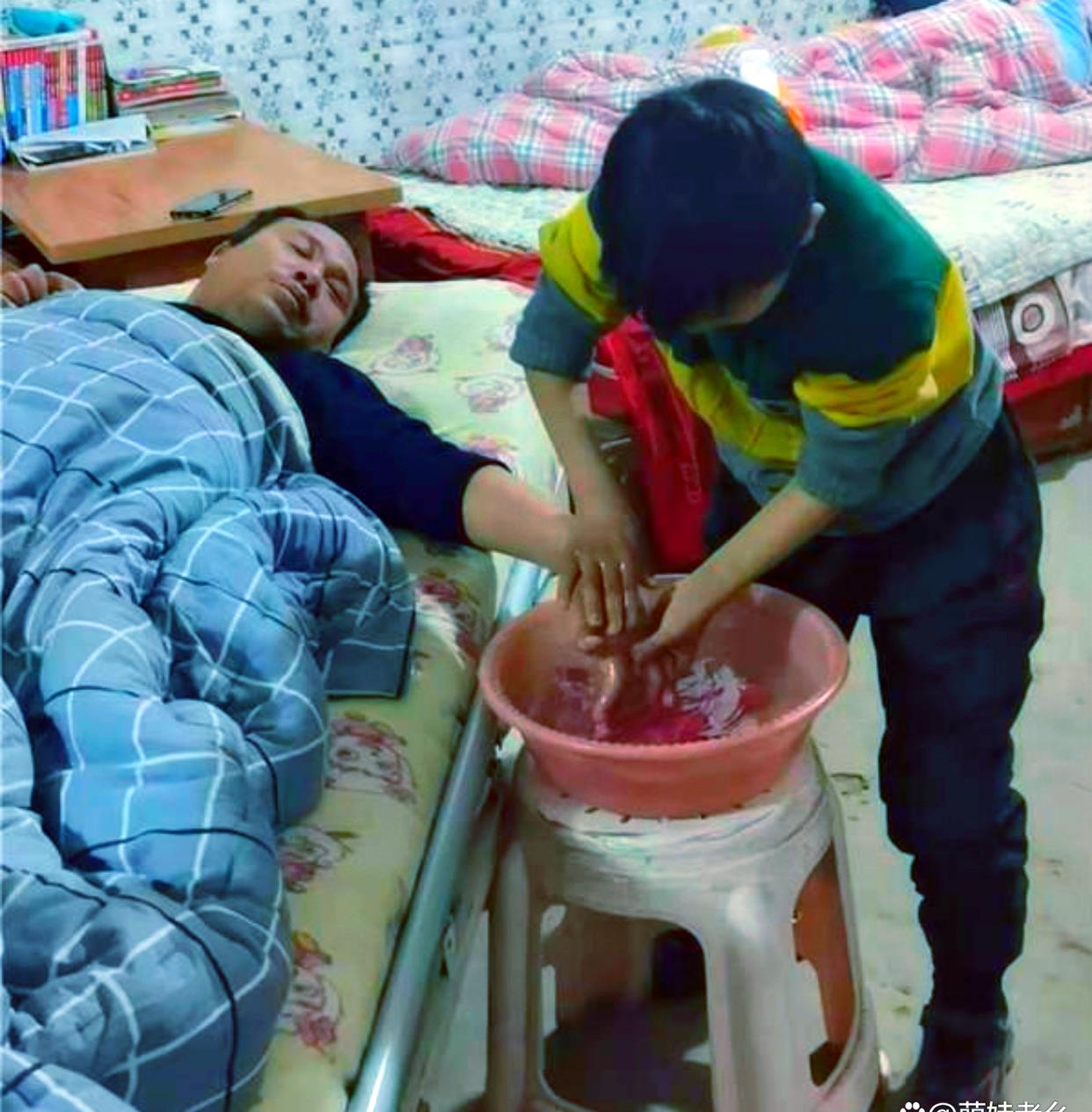 9岁娃照顾瘫痪父亲6年,下地干活也带在身边,家里墙壁上贴满奖状