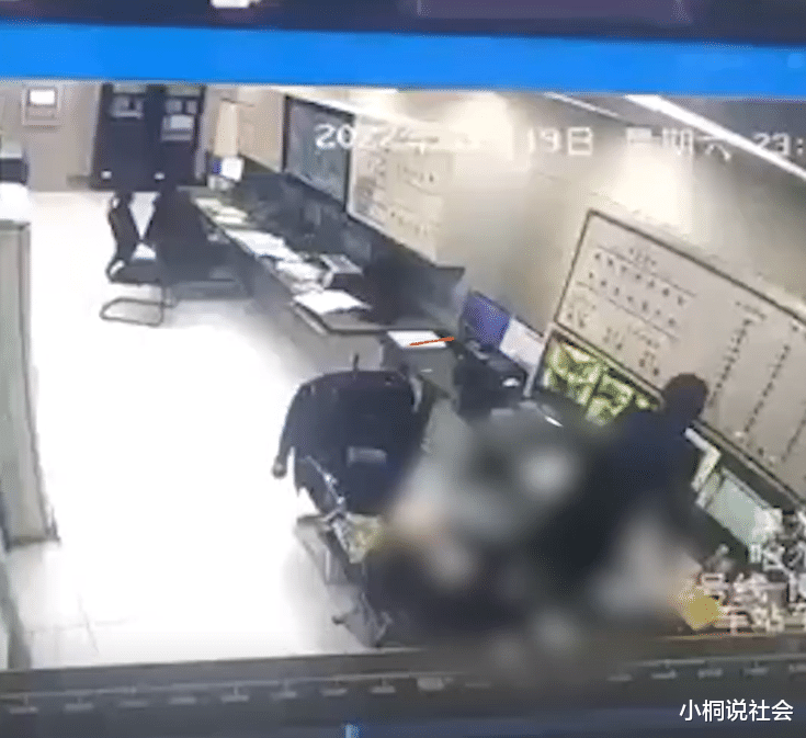 网曝哈尔滨地铁员工办公室内摸女同事臀部,地铁:男子已调离岗位