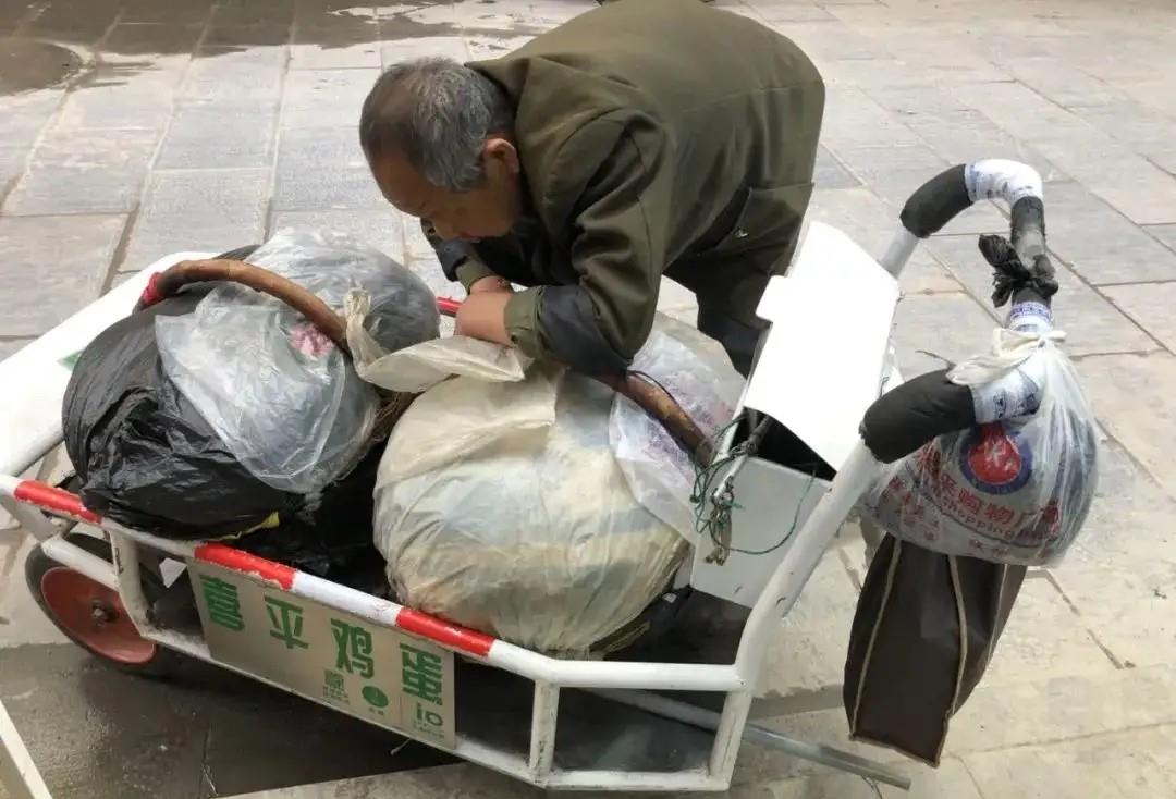 江苏男子被嘲“丧尸”,老婆也跑了,他靠卖烤红薯走红全网