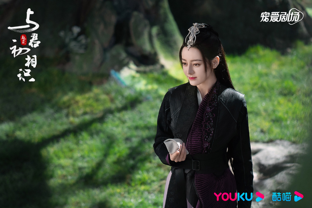 |迪丽热巴《与君初相识》首播即爆，花式霸榜热搜狂掀追剧潮