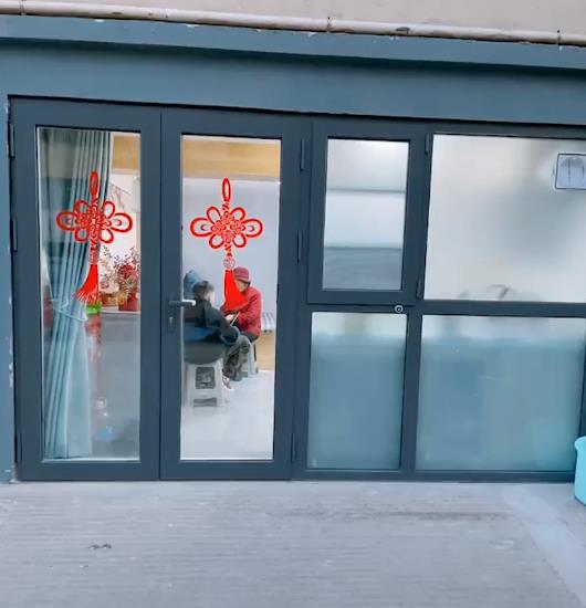 山东一女子将楼下车库改造成公寓,装修好给妈妈住,网友议论纷纷