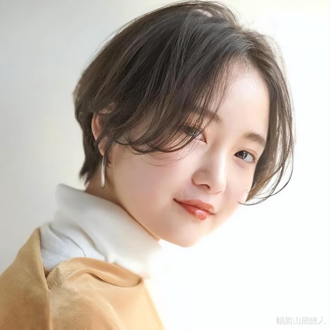 短发 中年女人别再留长发了，显老！今年流行这3种“减龄短发”，真美