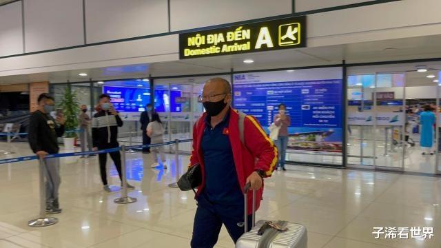中国队|早上5点! 越南主帅再现争议言论：李霄鹏武磊很意外，球迷骂声一片