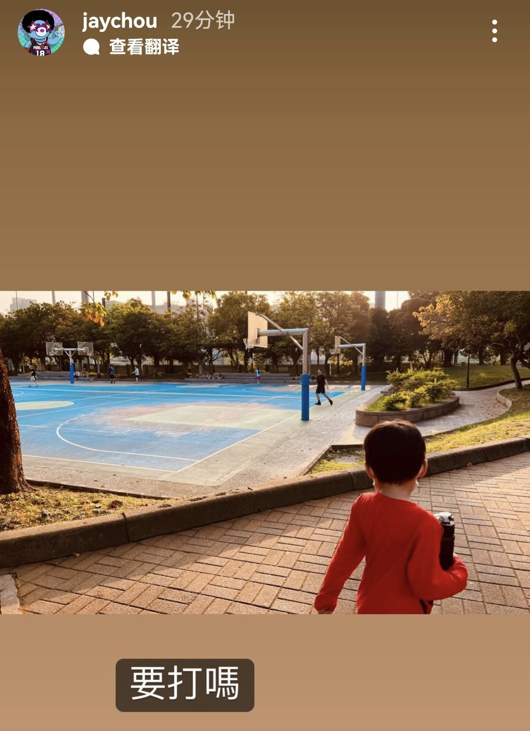 周杰伦|懒理外界对三胎性别的猜测,周杰伦晒遛娃照,儿子持保温杯好养生