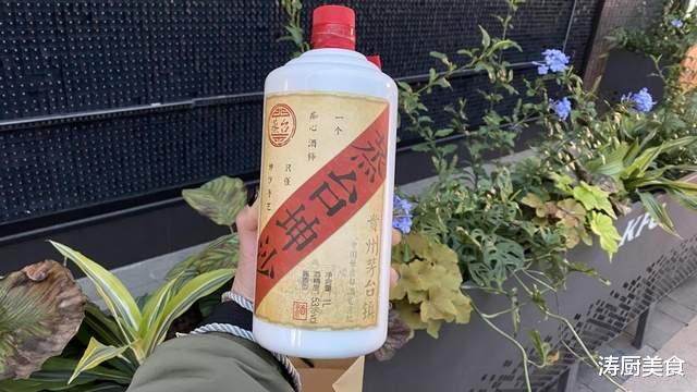 |为什么有人喝酒时在手旁总放一杯水,新人不明白,老酒友一眼看穿