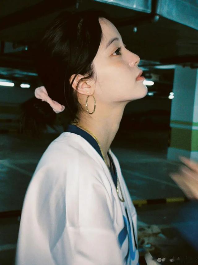 欧阳娜娜 想要暖暖的氛围感，当然要看欧阳娜娜啊