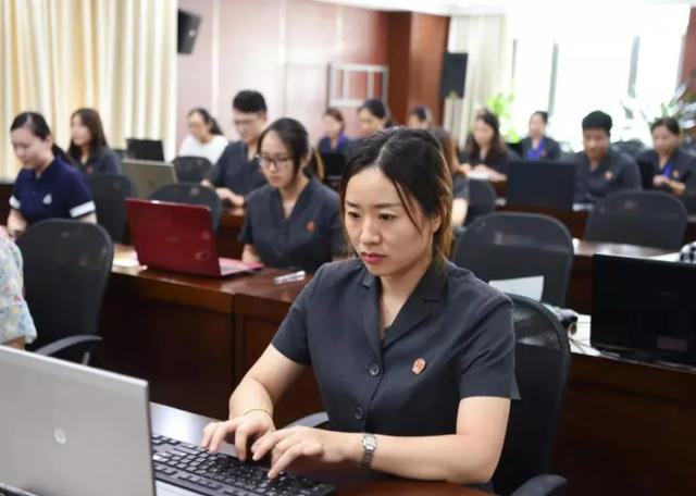 辅警|容易被当成“铁饭碗”的岗位,其实没编制,并且跟正式员工差别大