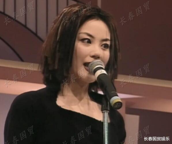 王菲|王菲25岁青涩旧照曝光，皮肤白皙五官精致，满脸胶原蛋白