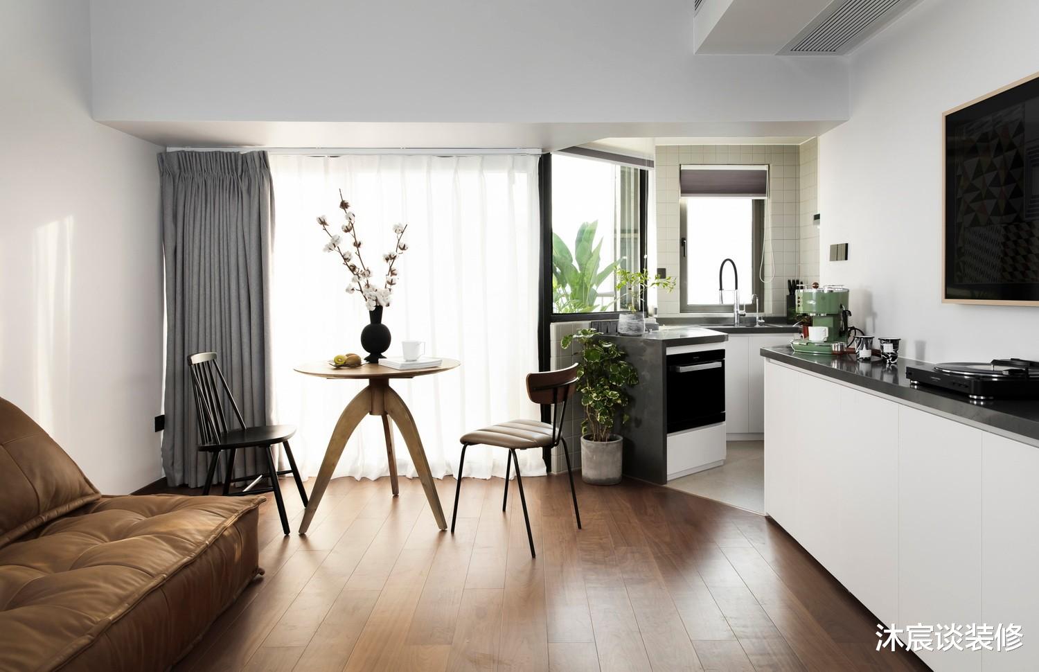 她家虽不大，但赢在简洁敞亮，温馨实用的空间住着很舒适，晒一晒