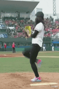 56岁香港女神发福无人识！坐地铁逛地摊太接地气，欲复出却无邀约