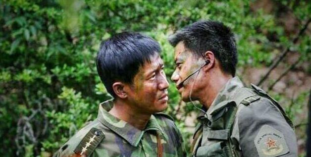 许三多|《士兵突击》袁朗“挖走”许三多，王团长为何只能乖乖同意？