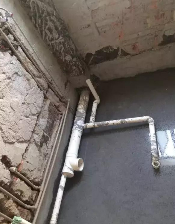 卫生间这个位置留有孔，家里等于多上层保险！后期排水防水不用愁