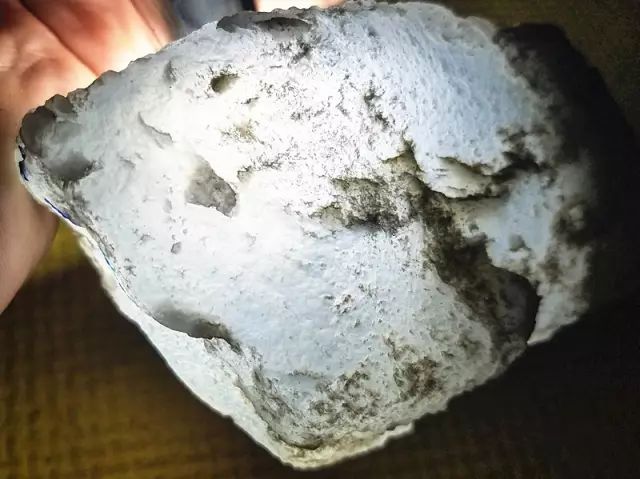 翡翠|如夜明珠般的玻璃种原石,全拿来车珠子了,100万也要打水漂!