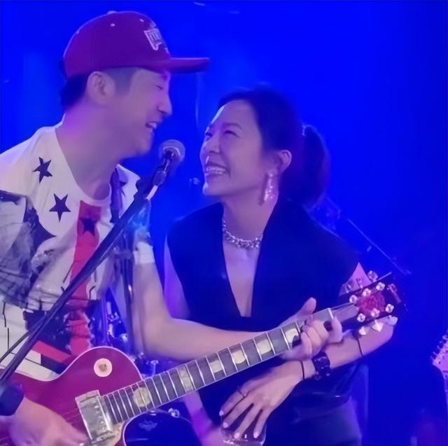 张嘉欣|61岁庾澄庆首次公开妻子，再婚6年，与张嘉欣对唱秀恩爱