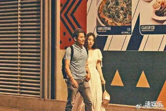 郭富城|郭富城年过50依然身材健硕,和小20岁小娇妻开跑车恩爱出行!