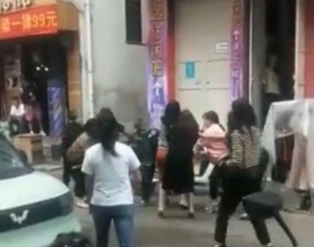 云南六旬环卫工遭多名女子围殴 狼子野心竟对花甲老人动手