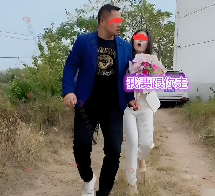 为和前男友进城享福,女子踢踹男友自行车:不想和你过苦日子了